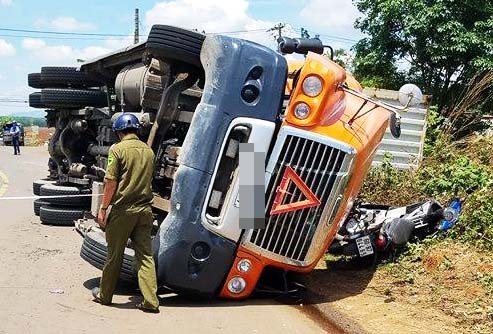 Oto dau keo container lat de xe may, 2 nguoi suyt mat mang hinh anh