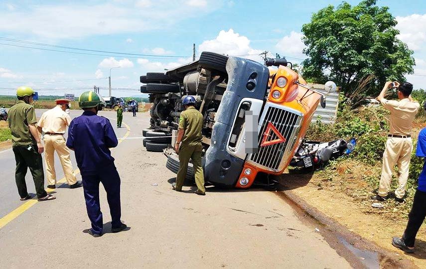 container lật trúng xe máy ảnh 1 container lat trung xe may anh 1