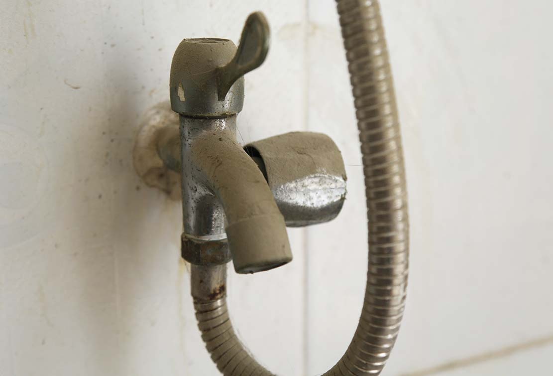 Ban nha vi khong chiu noi bui tu nha may san xuat gach hinh anh