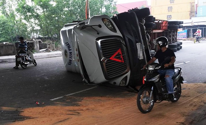 Thoat chet hy huu khi kip dung xe luc oto dau keo container bi lat hinh anh