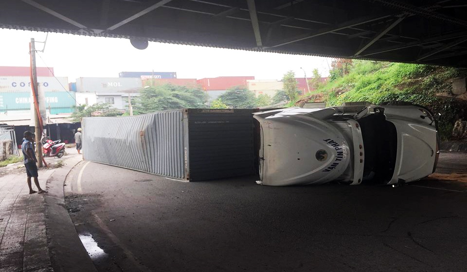 xe tải lật suýt đè xe máy ảnh 1 xe tai lat suyt de xe may anh 1