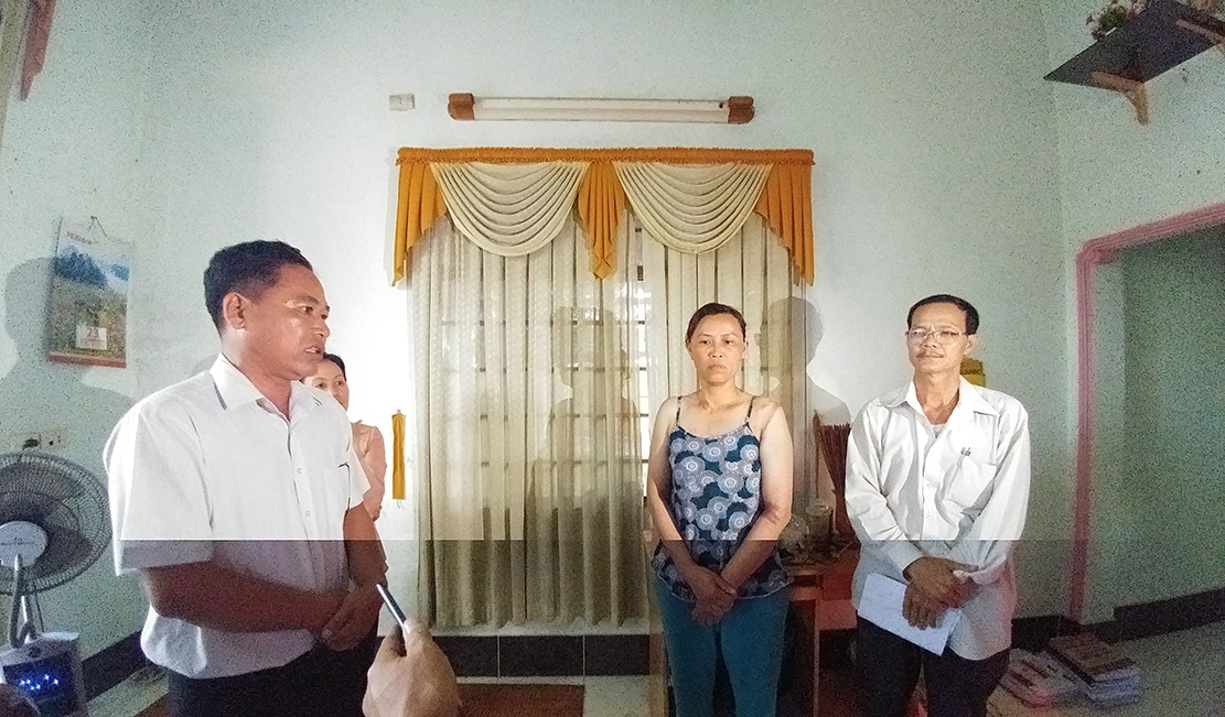 can bo xin loi be gai bi cong tay anh 1