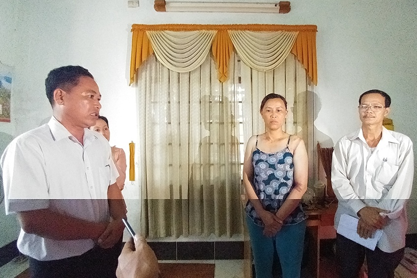 15 can bo den xin loi gia dinh be gai 13 tuoi bi cong an cong tay hinh anh