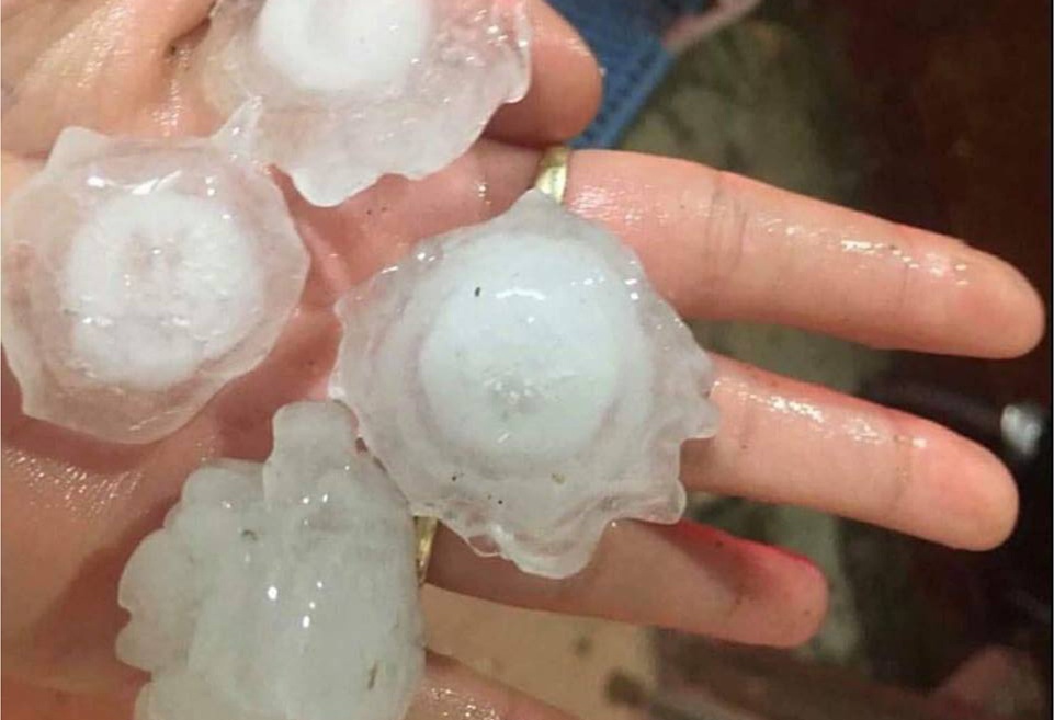 Nhieu nha dan bi toc mai trong con mua da hinh anh