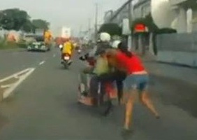 Hai ten cuop keo le co gai hang tram met tren duong hinh anh