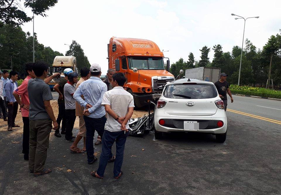 ôtô đầu kéo tông xe con ảnh 1 oto dau keo tong xe con anh 1