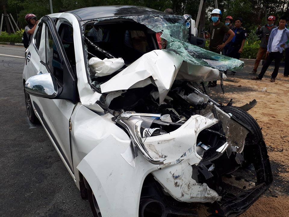 Xe 4 cho dam truc dien oto dau keo, 3 nguoi nguy kich hinh anh