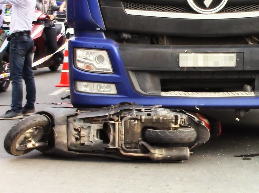 ​Va cham voi oto, thai phu roi con tai hien truong tai nan hinh anh