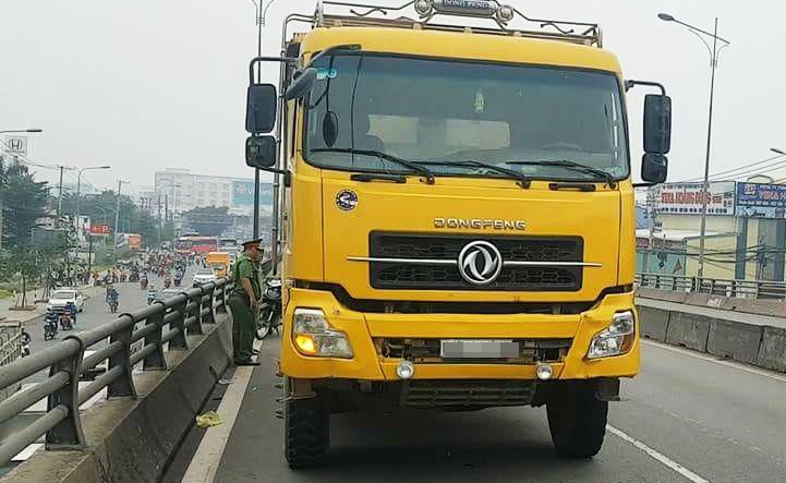 Bé gái bị xe tải cán tử vong ảnh 1 Be gai bi xe tai can tu vong anh 1