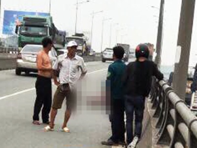 Be gai 4 tuoi tu vong duoi banh xe tai tai cau vuot Amata hinh anh