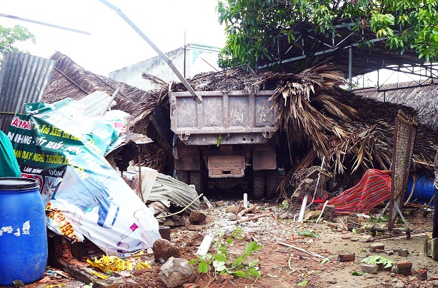 Xe tai tong sap quan ca phe, nhieu nguoi thoat chet hinh anh