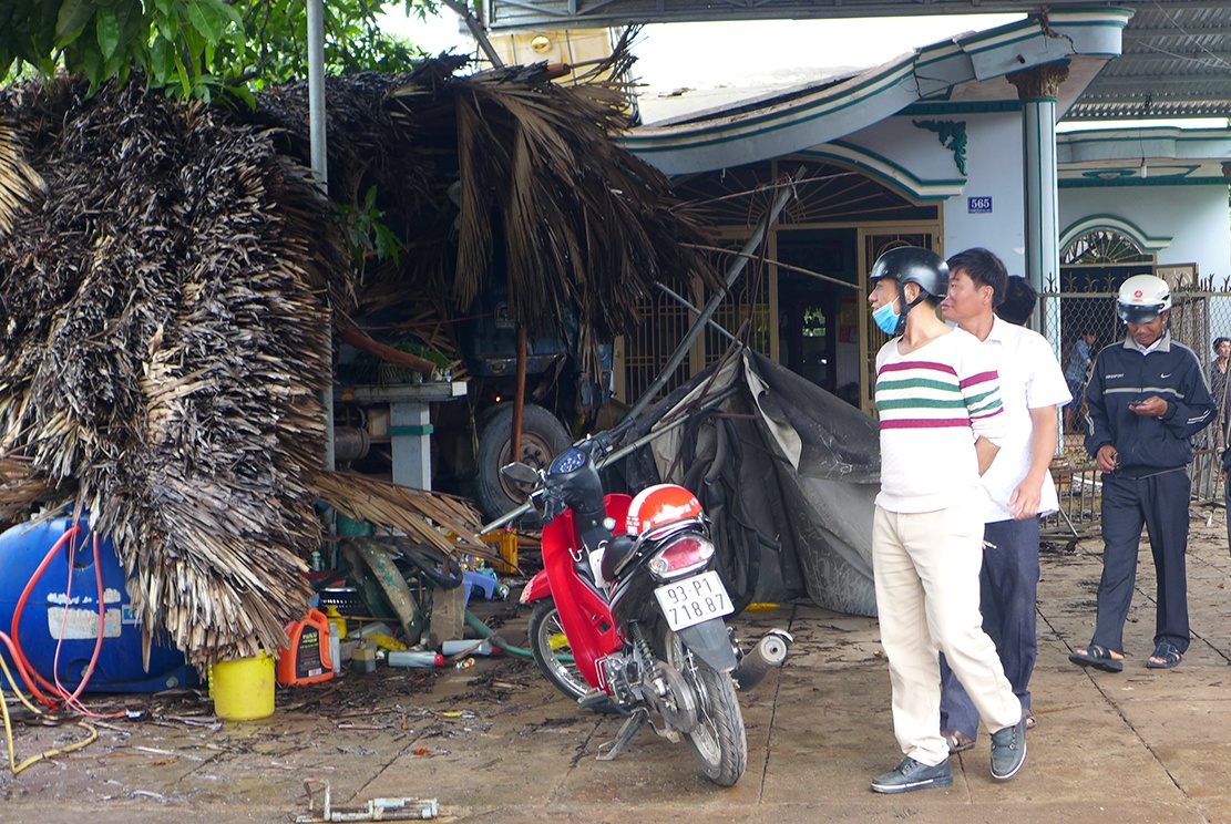 oto dam sap quan ca phe anh 1