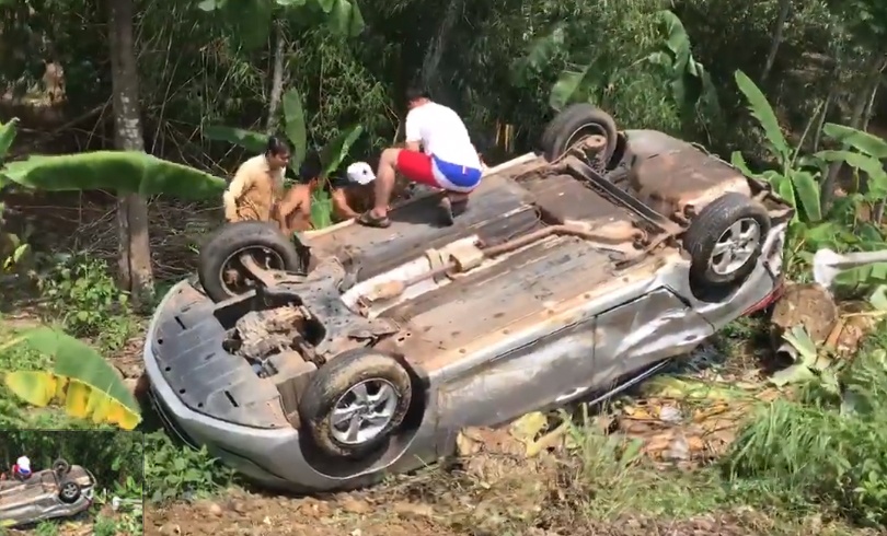 Hai oto roi xuong vuc sau cu dau dau tren quoc lo hinh anh