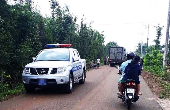 Cap vo chong boc chay trong nha luc rang sang hinh anh