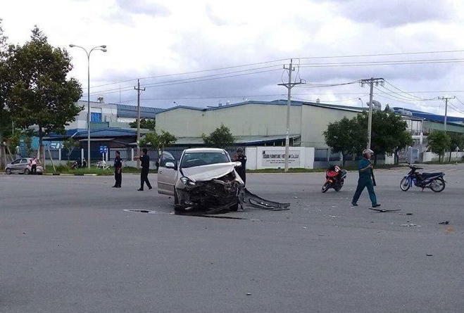 bé trai văng khỏi xe tử vong ảnh 1 be trai vang khoi xe tu vong anh 1