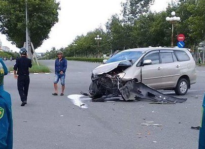 Lat xe 16 cho, be trai 10 tuoi vang ra ngoai tu vong hinh anh