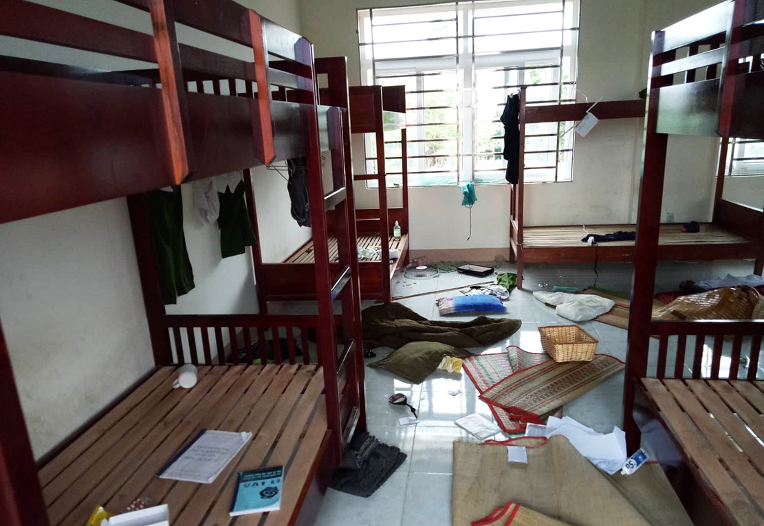 ben trong so canh sat bi dap pha anh 9