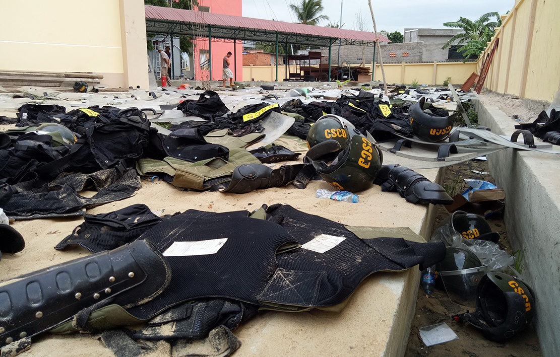 ben trong so canh sat bi dap pha anh 12