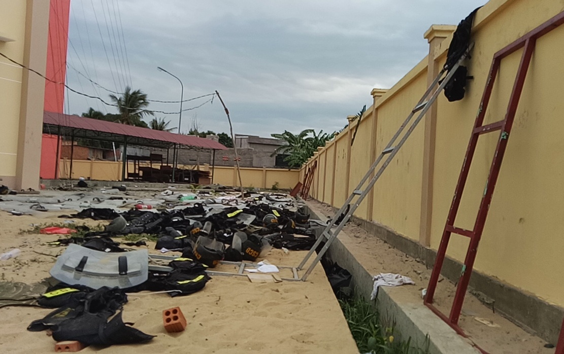 ben trong so canh sat bi dap pha anh 15