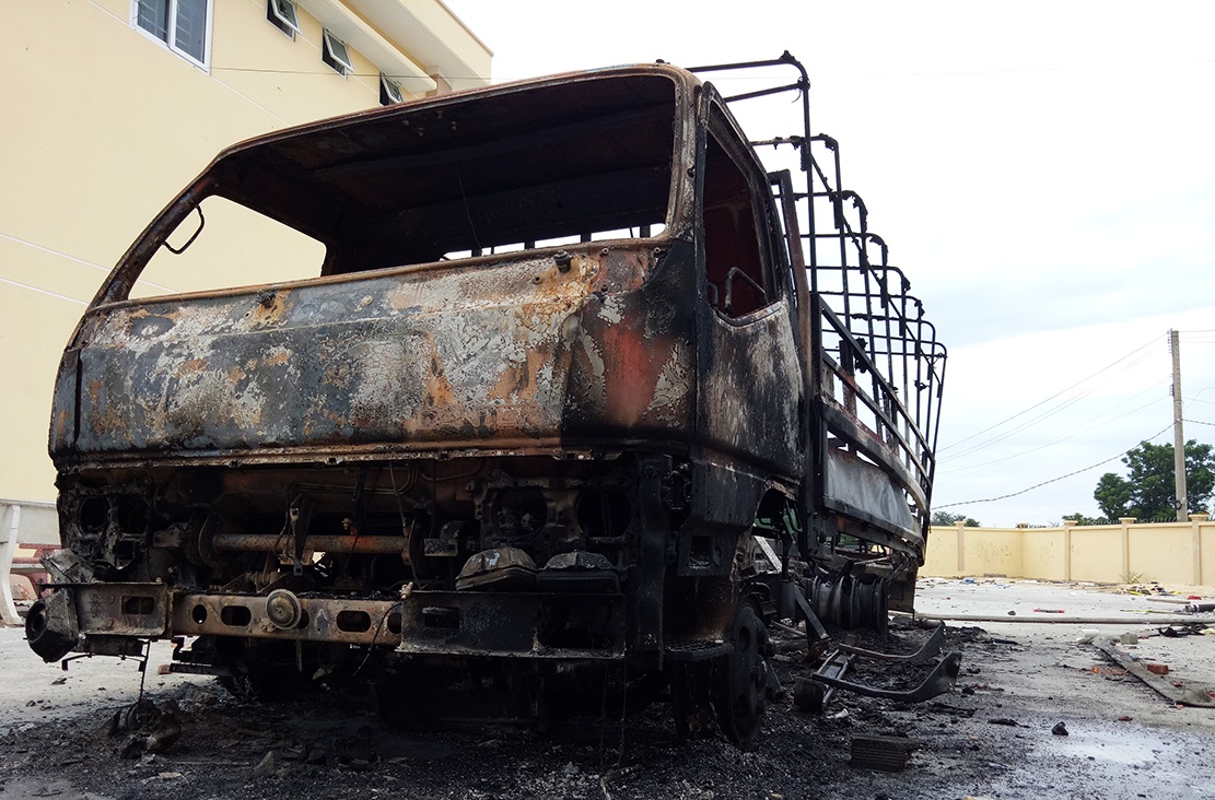 ben trong so canh sat bi dap pha anh 2