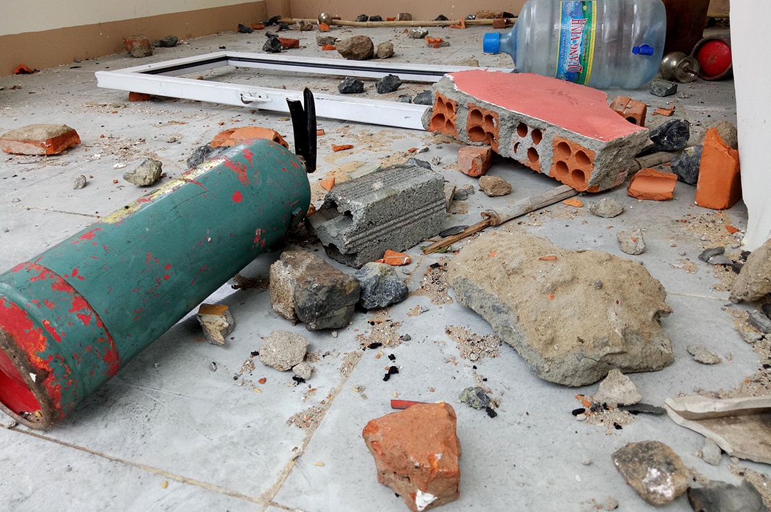 ben trong so canh sat bi dap pha anh 7