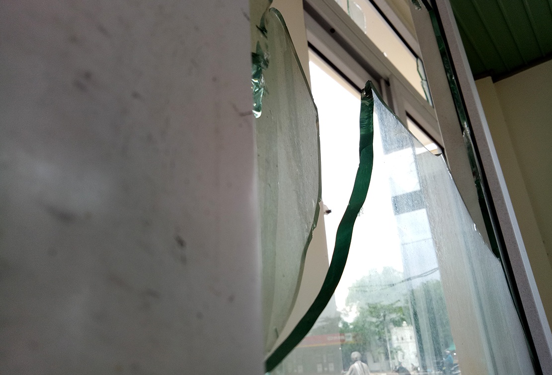 ben trong so canh sat bi dap pha anh 8