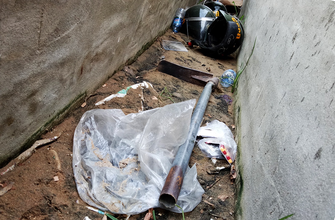 ben trong so canh sat bi dap pha anh 10