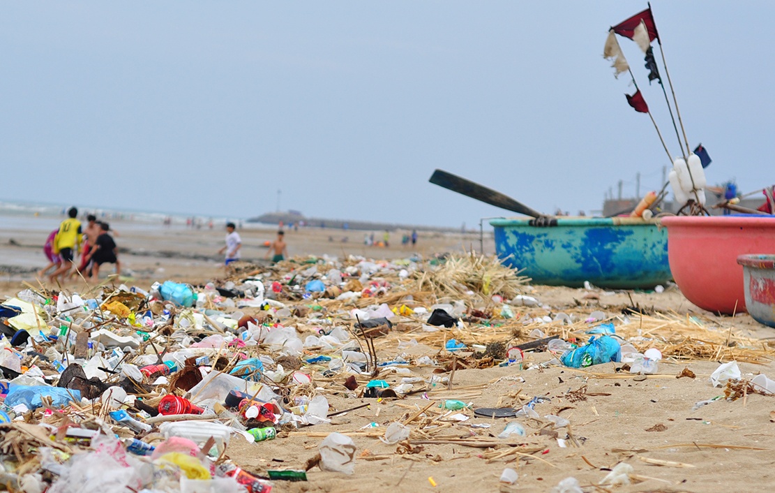 Bo bien dep tro thanh bai chua hang tan rac thai hinh anh