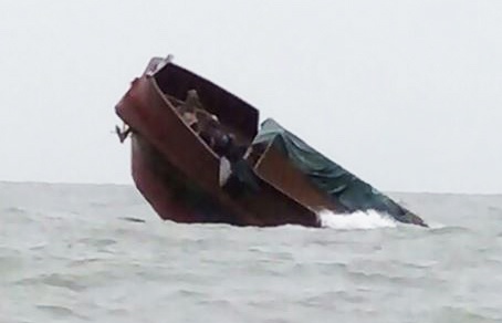 Tau Trung Quoc cho 116 tan thit trau chim tren bien o Mong Cai hinh anh