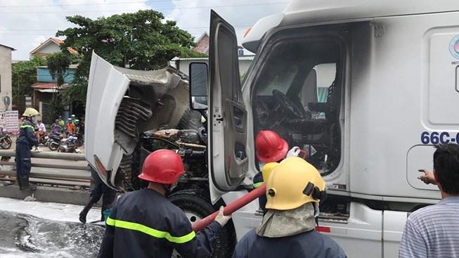 Xe container boc chay tren quoc lo 1 hinh anh