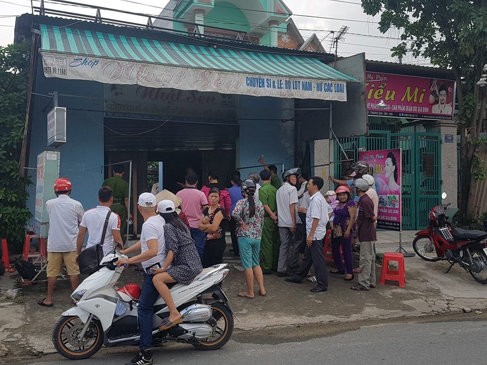 Cua hang thoi trang boc chay du doi nghi bi do xang, phong hoa hinh anh