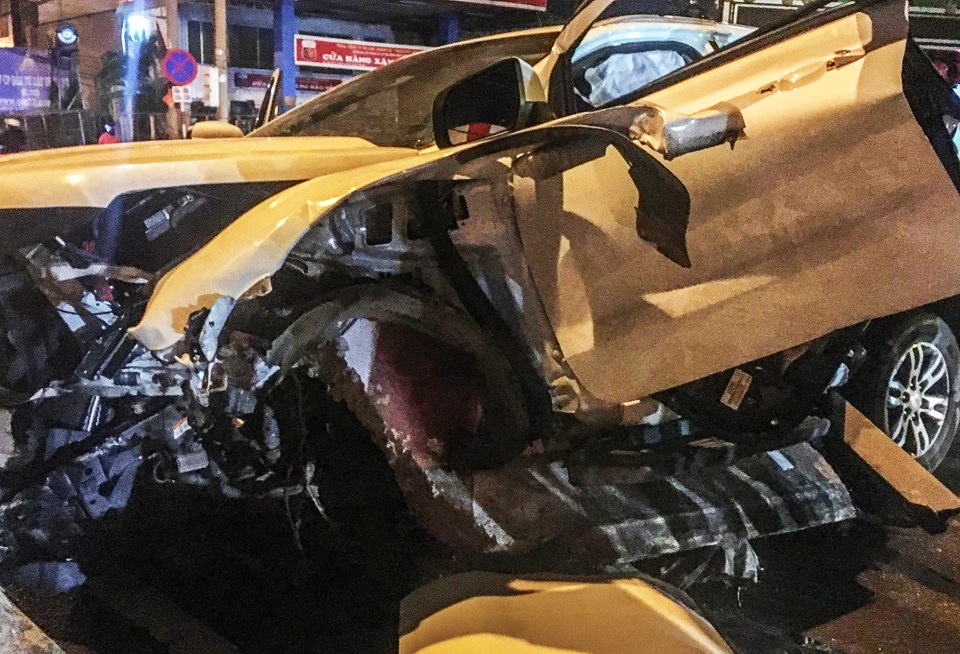 Dung may cat pha cua oto cuu 2 nguoi Trung Quoc gap nan hinh anh