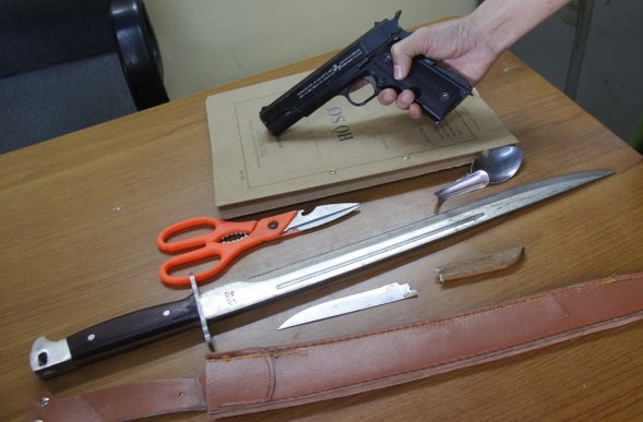 Nhom thanh nien mang sung, kiem di doi no hinh anh