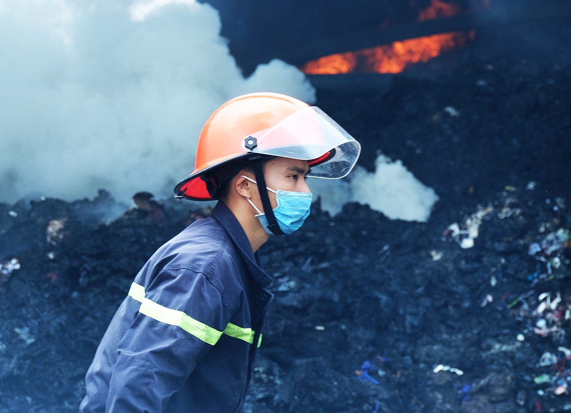 2.000 m2 nha xuong cung oto 4 cho bi thieu rui hinh anh