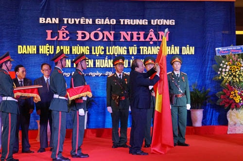 Ban Tuyen huan Khu uy Khu V don nhan danh hieu Anh hung hinh anh