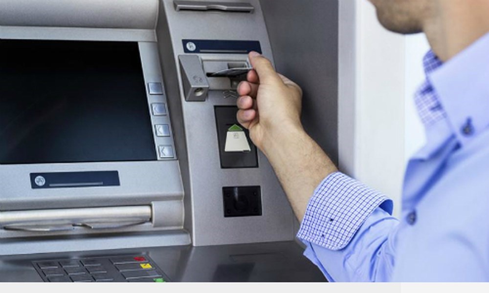 Cuop tien cua nguoi ngoai quoc trong tru ATM hinh anh