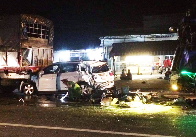 Tai nan lien hoan tren quoc lo lam mot nguoi chet, 11 nguoi bi thuong hinh anh