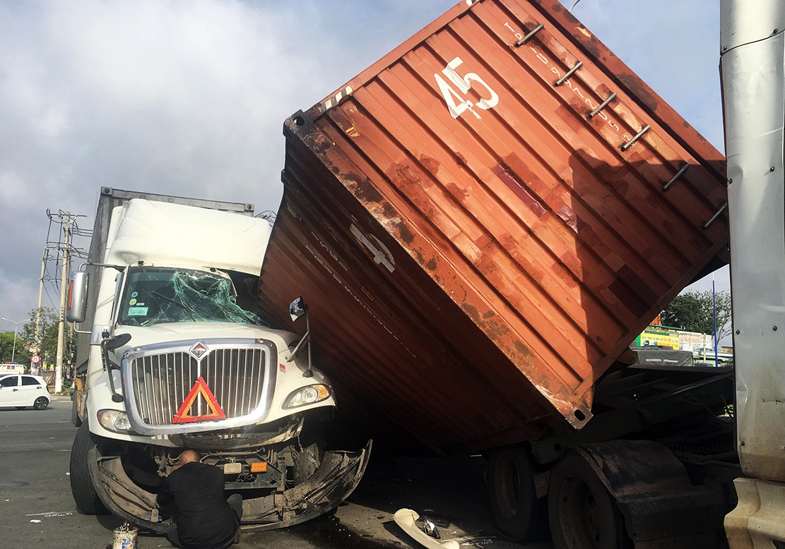 Container truot khoi xe, de bep cabin oto dau keo hinh anh