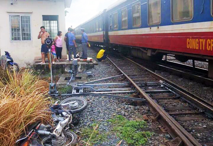 Bi tau tong chet khi co lai xe vuot duong sat hinh anh