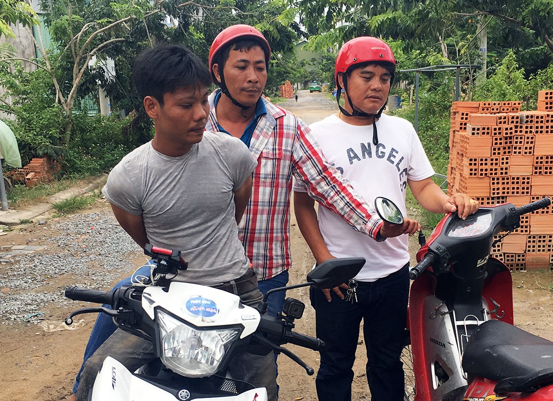 'Hiep si' tom gon nghi can trom xe tren duong bo tron hinh anh