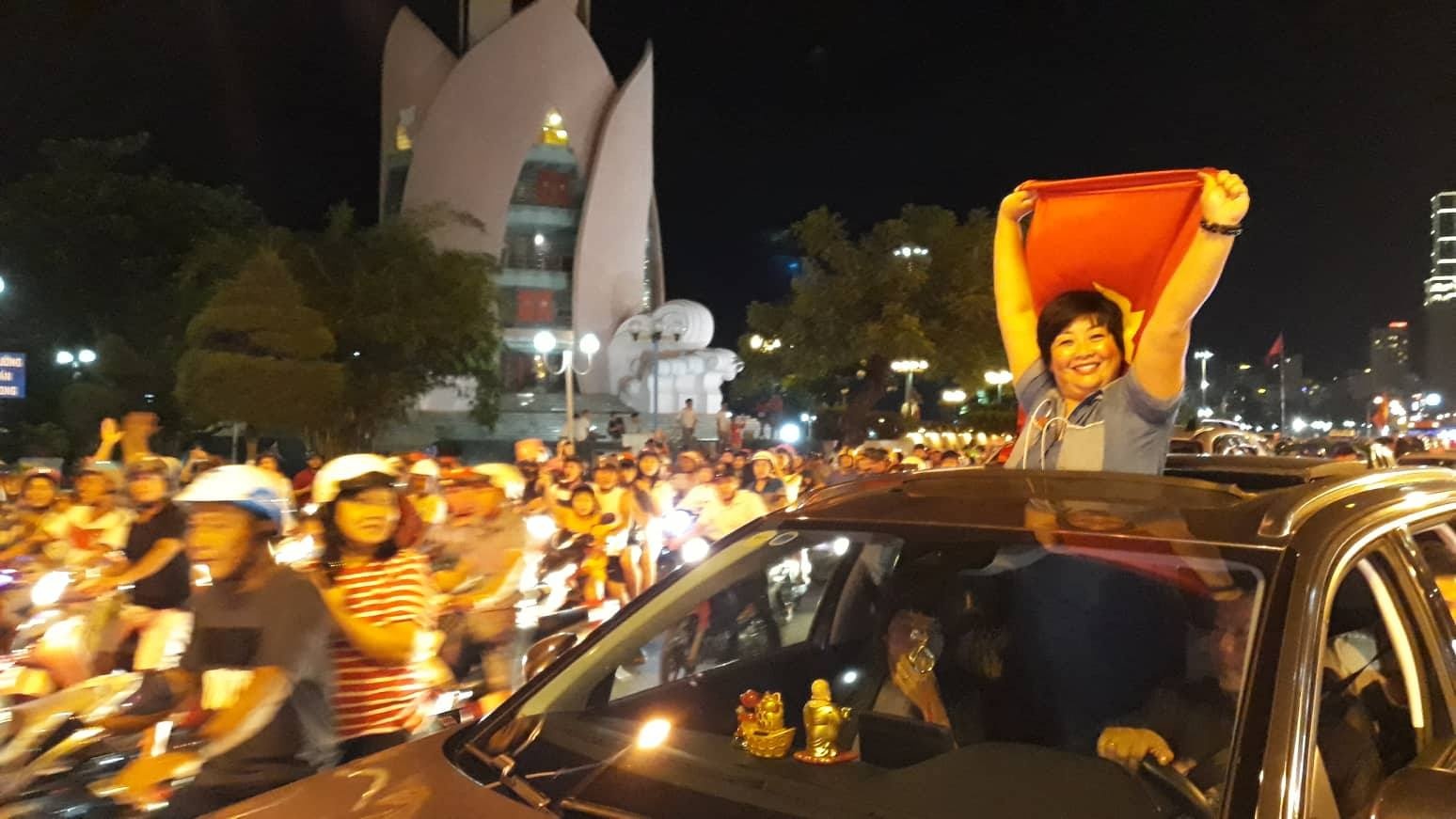 Nguoi Nha Trang dieu hanh khap pho an mung chien thang cua Olympic VN hinh anh