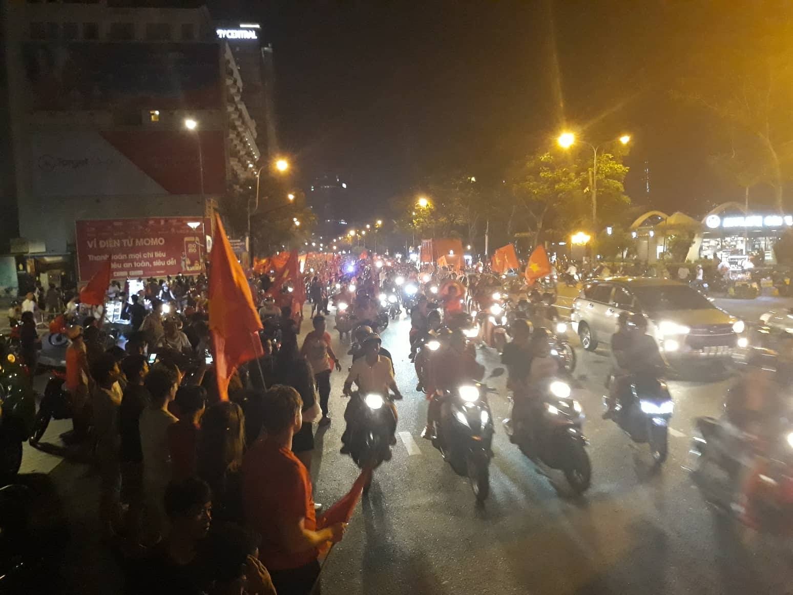 Sai Gon nao nhiet giua khuya sau chien thang cua Olympic Viet Nam hinh anh
