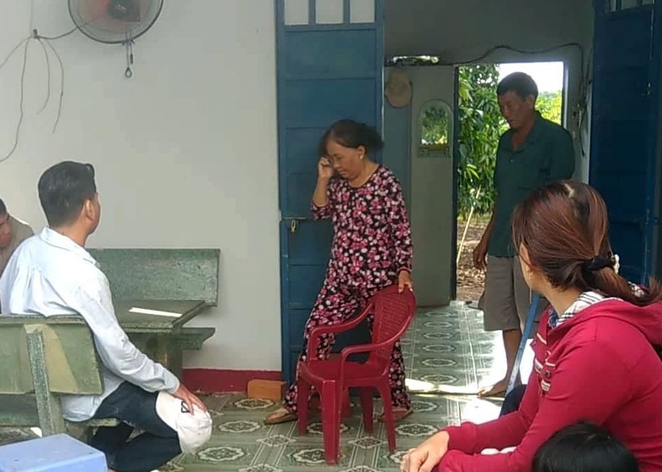 Nguoi chong thoi thop ben thi the vo sau cuoc cu cai hinh anh