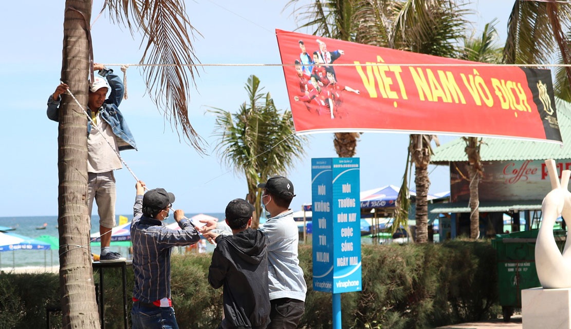 co dong vien nao nuc cho tuyen viet nam thi dau anh 4