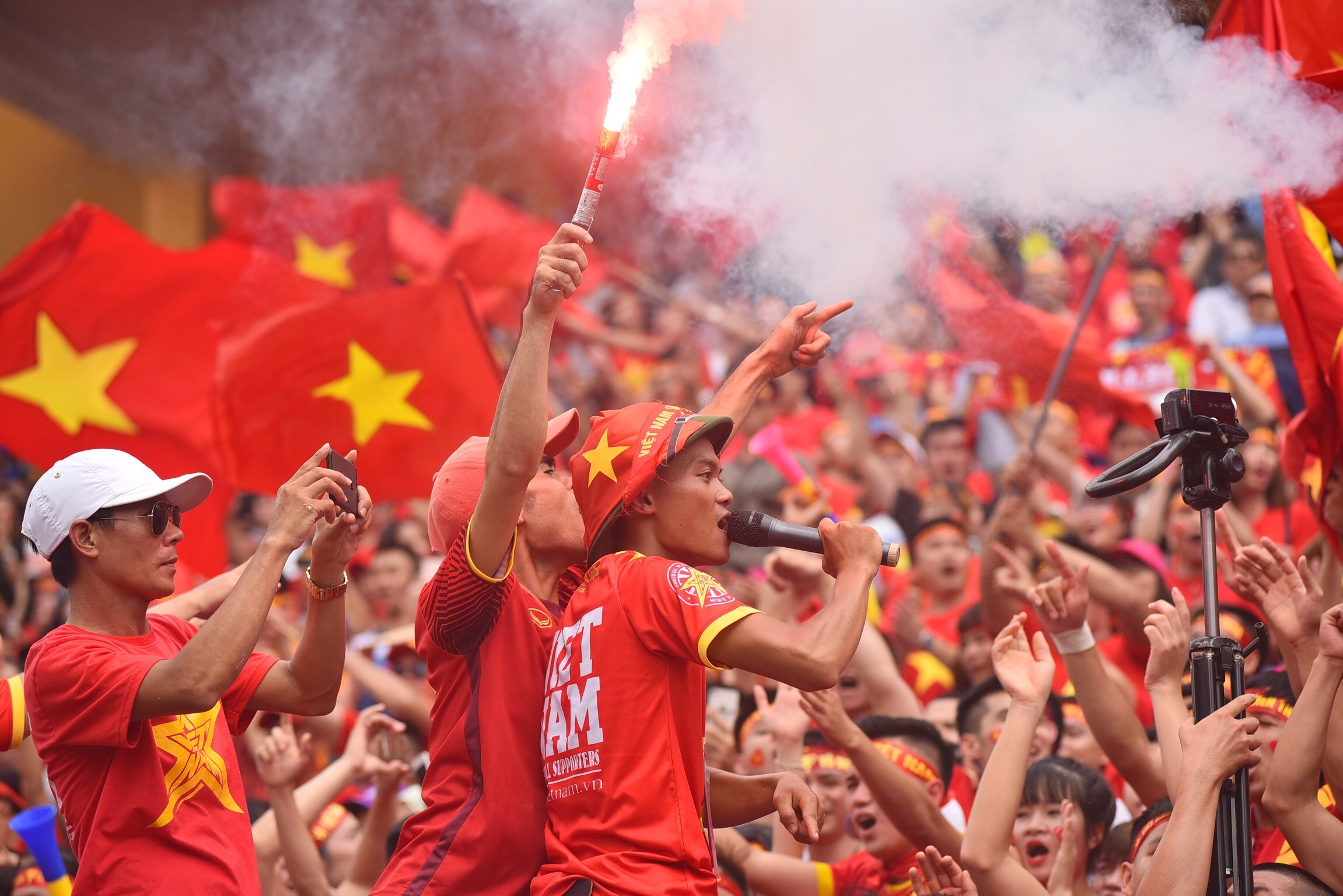 Fan dot phao sang co vu Olympic VN sau tran dau cuoi o ASIAD hinh anh