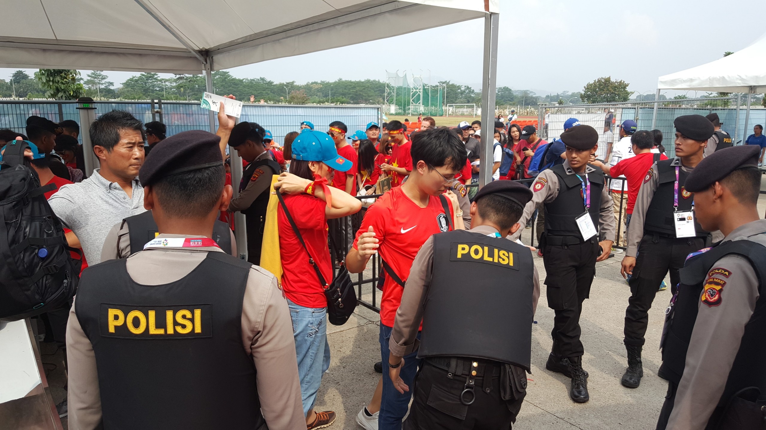 co dong vien nao nuc cho tuyen viet nam thi dau anh 14