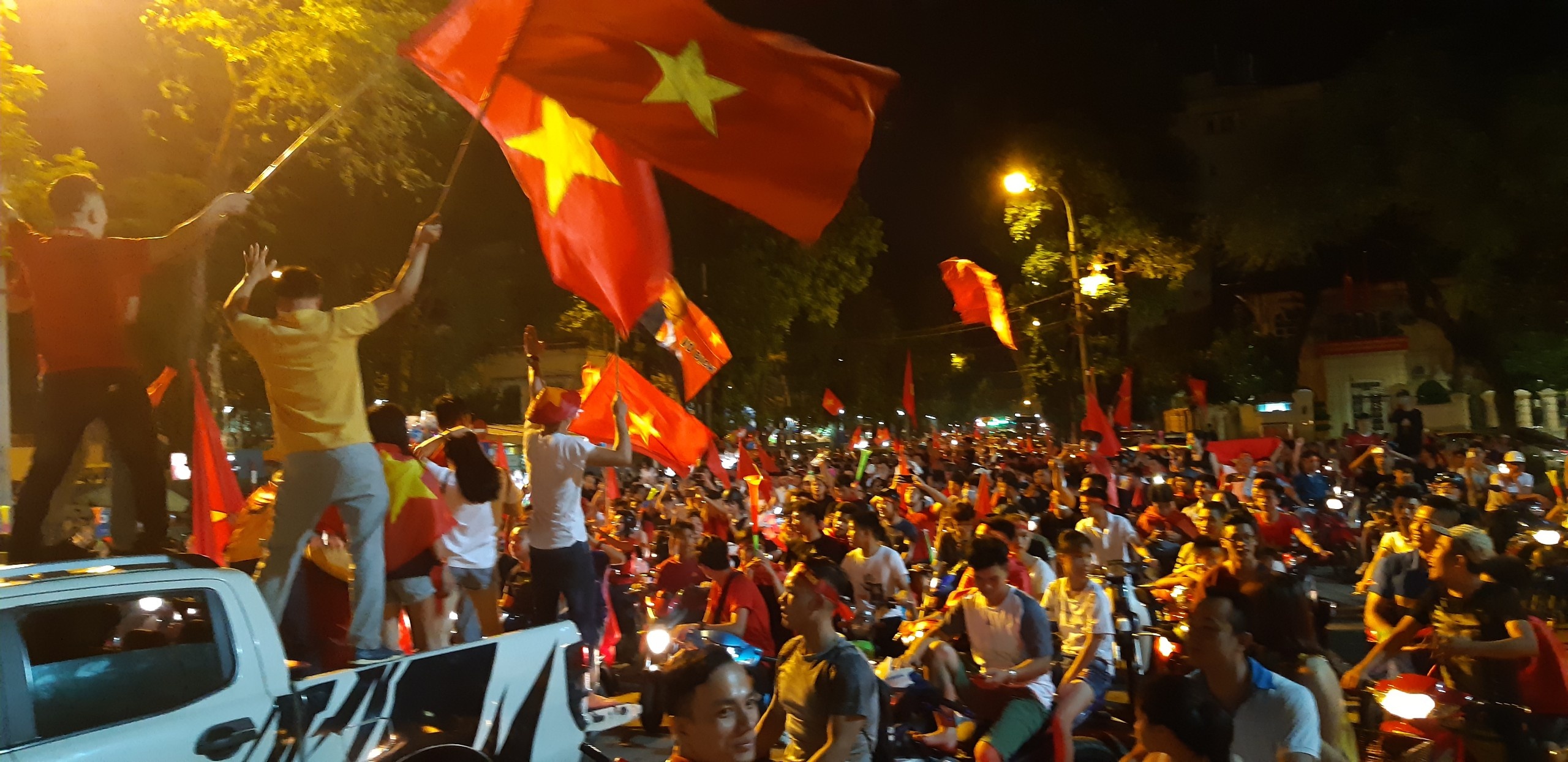 Nguoi ham mo dieu hanh sau tran dau cuoi cua Olympic Viet Nam hinh anh