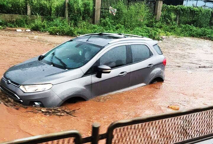 Quoc lo 1 ngap sau trong mua, xe co un u o Dong Nai hinh anh