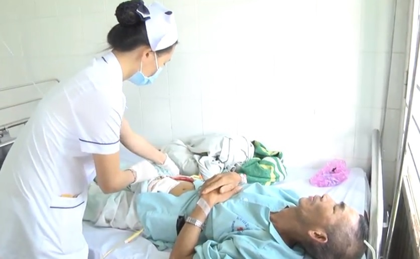 sỏi nặng nửa kg trong bàng quang ảnh 1 soi nang nua kg trong bang quang anh 1