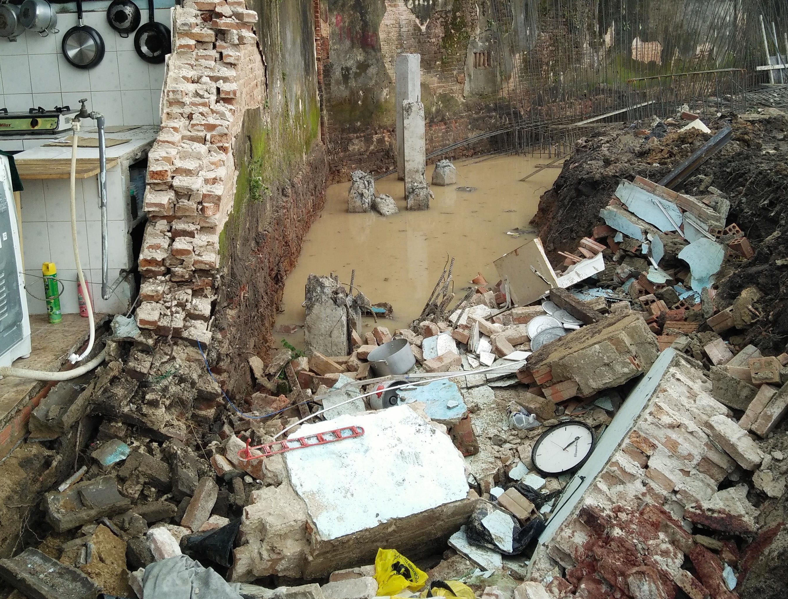 Nhom cong nhan thuong vong vi buc tuong cu do ap vao dau hinh anh